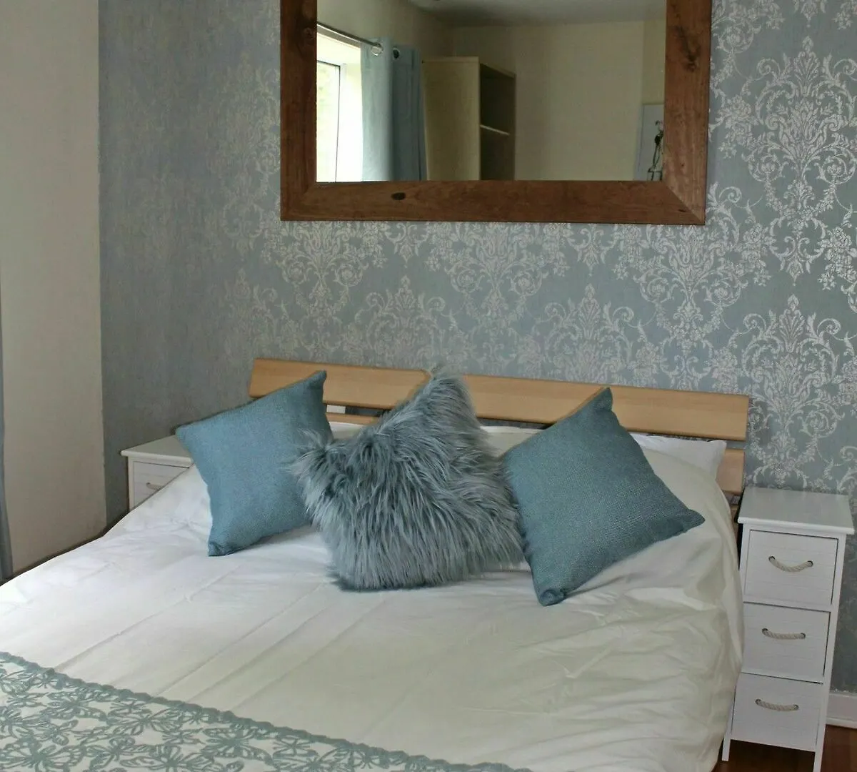 Doncaster - Boswell - Large Balcony Apartment - 2 Double Beds - 2 Bedrooms - Close To Town & Racecourse - Off Street Parking 2 Cars - Fast Wifi