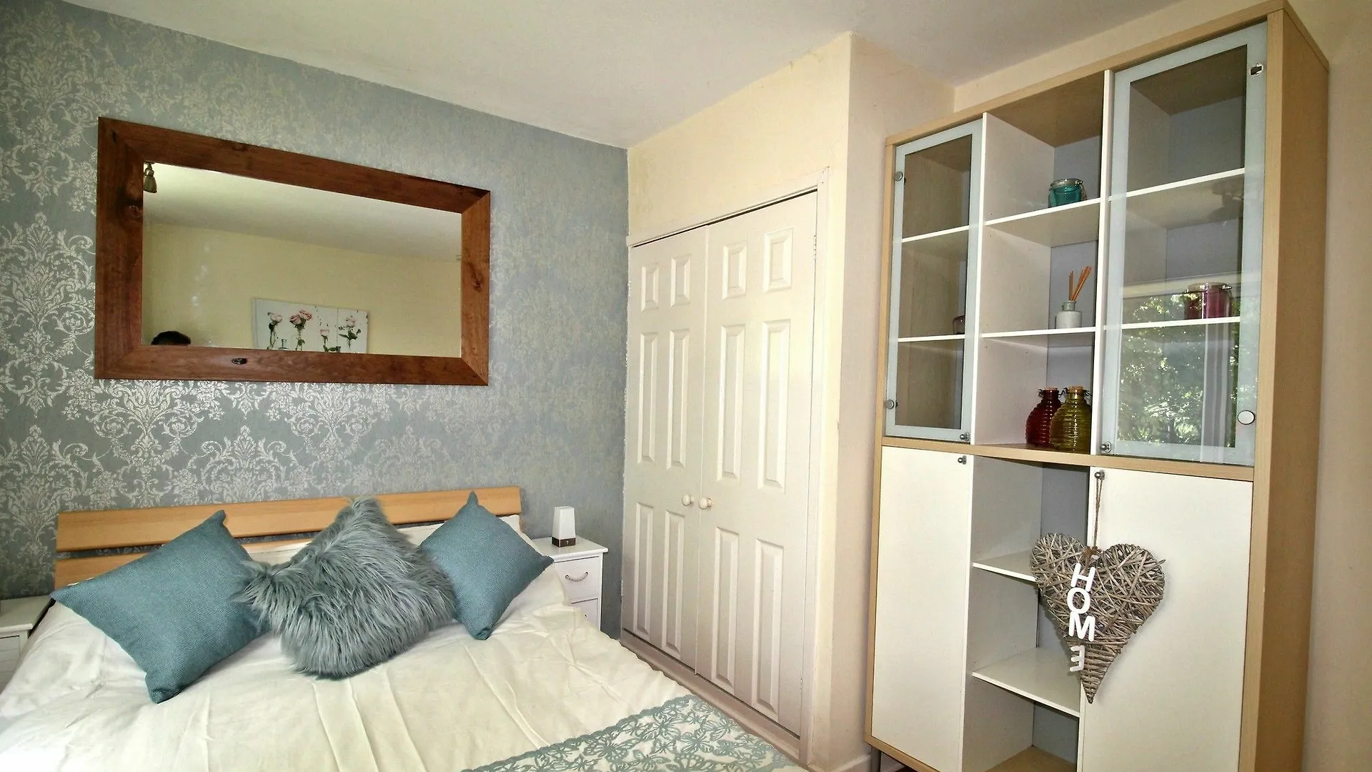 Doncaster - Boswell - Large Balcony Apartment & Parking - 2 Bedrooms - Close To Town & Racecourse