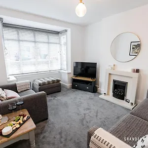 https://large-2bed-house-heart-of-upper-parkstone-close-to-beach.bournemouth-hotels.org