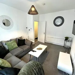 https://spacious-and-modern-two-bedroom-flat-in.tophotelsbath.com